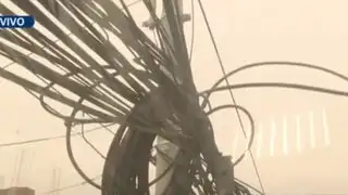 Los Olivos: familia corre peligro por maraña de cables que invaden su casa