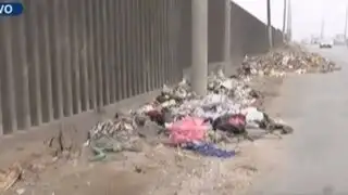 Ramiro Prialé: importante autopista luce con montículos de basura