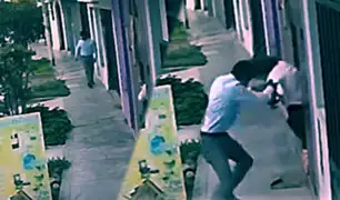 Trujillo: sujeto jalonea violentamente cartera a anciana hasta hacerla caer al suelo