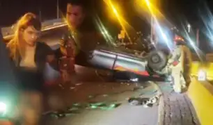 Chorrillos: conductor y su acompañante se salvan de morir tras volcar su camioneta en la Costa Verde