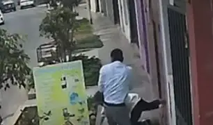 Violento asalto en Trujillo: delincuente tira al piso a abuelita tras robarle su bolso
