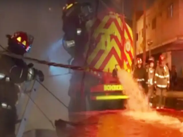 Voraz incendio consume depósito de cartones en La Victoria