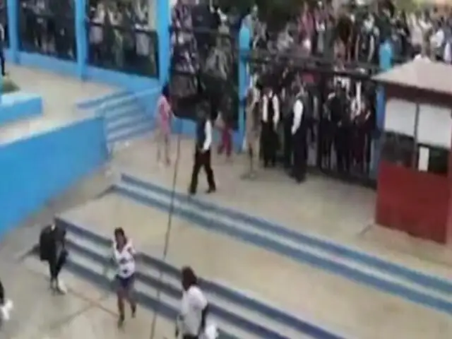 Callao: alumnos quedan atrapados en colegio por multitud generada por feria laboral