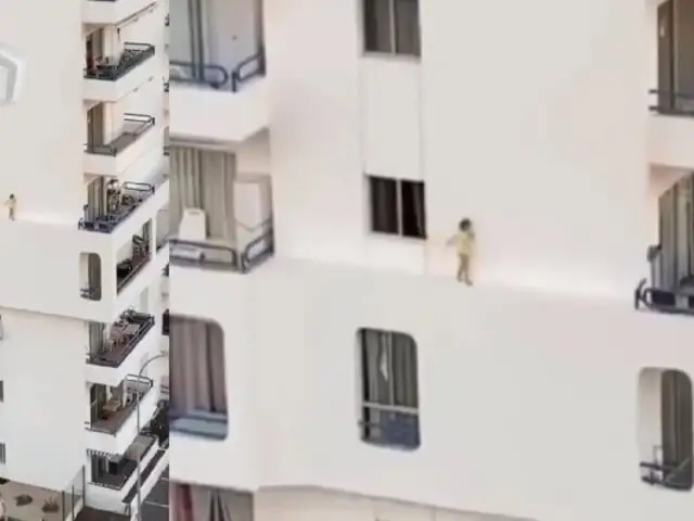 Video viral: bebé es captado corriendo por borde de edificio