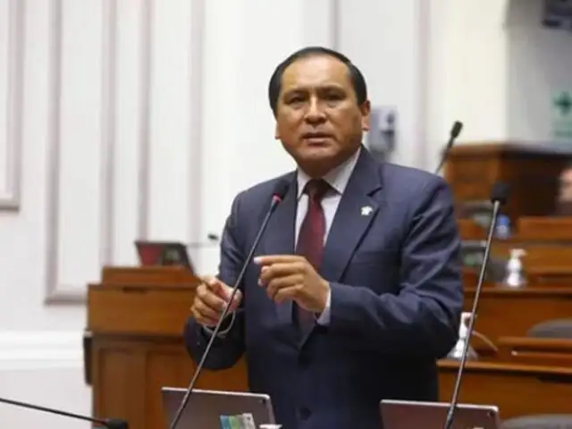 Defiende ley contra la prensa: Congresista Flavio Cruz dice que periodismo “amordaza” a políticos