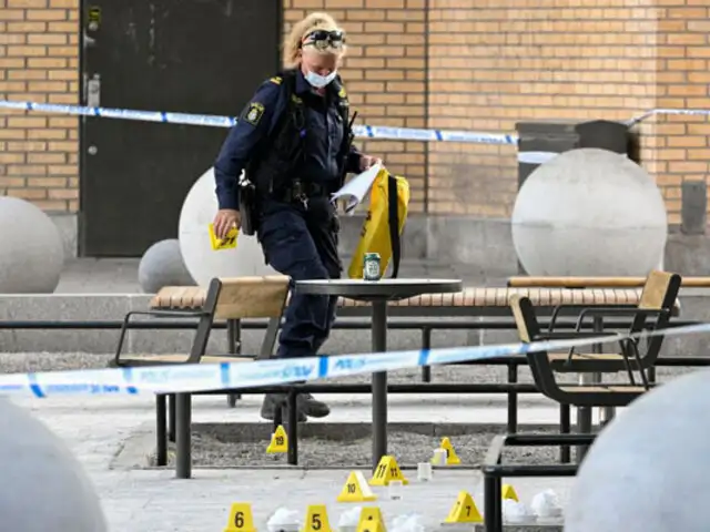 Suecia: un adolescente muerto y tres heridos deja tiroteo en un centro comercial de Estocolmo