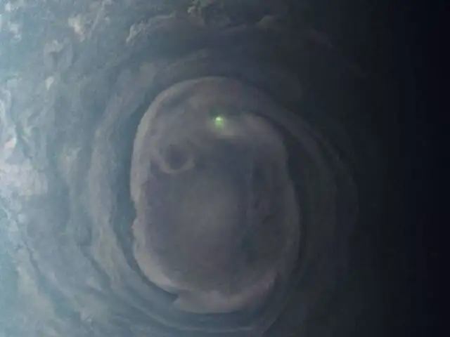 NASA: misión Juno capta en imagen un relámpago verde en Júpiter