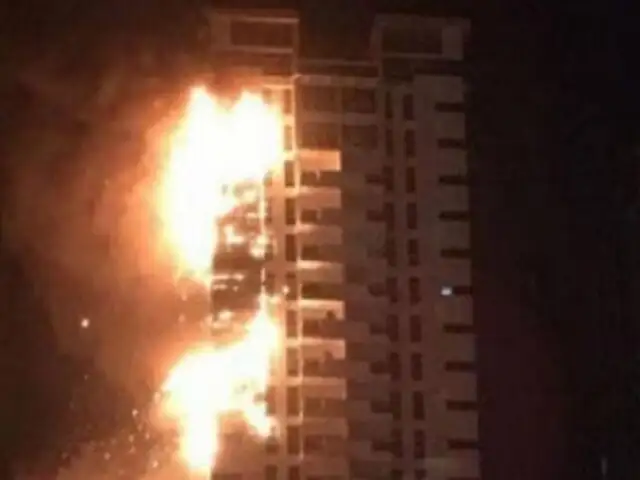 Rascacielos es consumido por incendio de gran magnitud en Emiratos Árabes Unidos