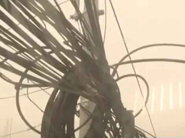 Los Olivos: familia corre peligro por maraña de cables que invaden su casa
