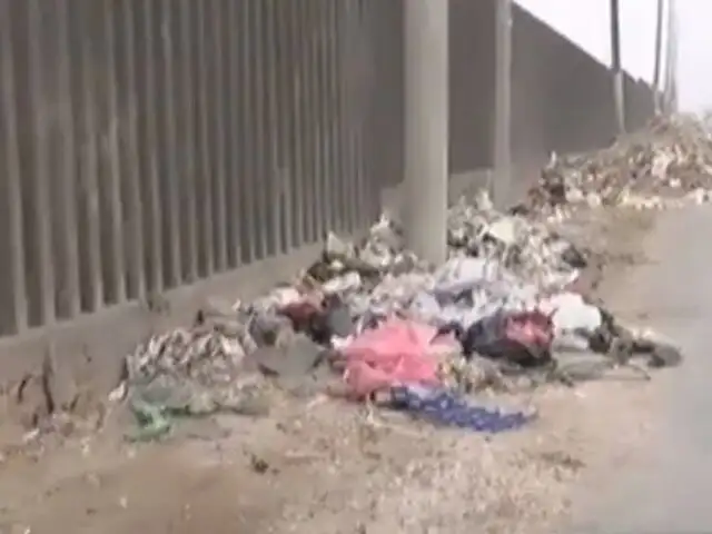 Ramiro Prialé: importante autopista luce con montículos de basura