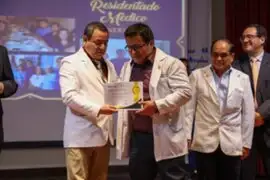 Más de 30 médicos residentes del hospital Rebagliati formados durante la pandemia logran graduarse