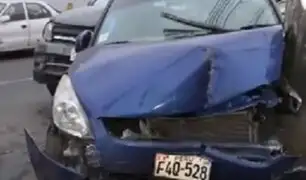 Policía, presuntamente ebrio, choca con dos autos en Breña