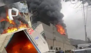 Incendio de grandes proporciones en SJL: 33 unidades de bomberos atendieron emergencia