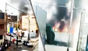 Bomberos intentan sofocar voraz incendio en La Victoria