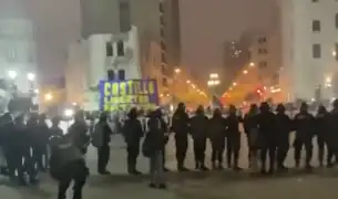 Centro de Lima: manifestantes se enfrentan a policías en Plaza San Martín