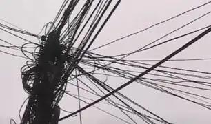 Los Olivos: poste que soporta más de 200 cables aéreos genera indignación en los vecinos