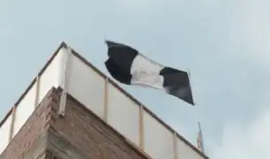 Vecinos de SMP se muestran indignados por olla común que utiliza bandera de color negro
