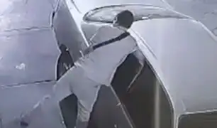 SMP: cámaras de seguridad captan cómo un delincuente logra ingresar a un auto con una palanca