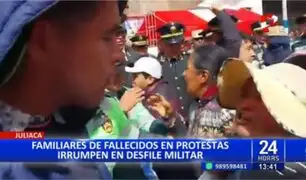 Juliaca: Familiares de fallecidos en protestas irrumpen en desfile militar