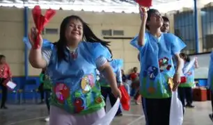 Estudiantes con discapacidad rinden homenaje al Perú