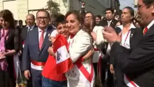 Dina Boluarte: niño interrumpe recorrido oficial para entregarle bandera peruana