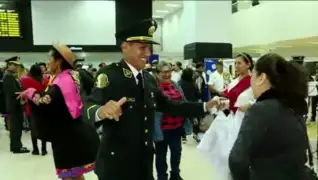 Aeropuerto Jorge Chávez: policías reciben a turistas con música y danzas típicas