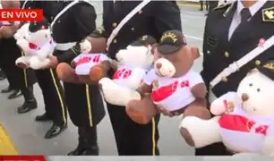 Desfile Militar: agentes de la Policía Nacional regalaron ositos de peluche a los asistentes