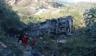 Piura: al menos ocho muertos y 27 heridos deja despiste y caída de bus interprovincial a un abismo