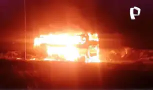 Áncash: bus queda envuelto en llamas tras incendiarse por un cortocircuito