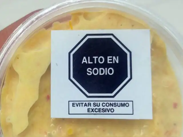 Ministerio de Salud: alimentos y bebidas importadas usarán octógonos en stickers permanentemente