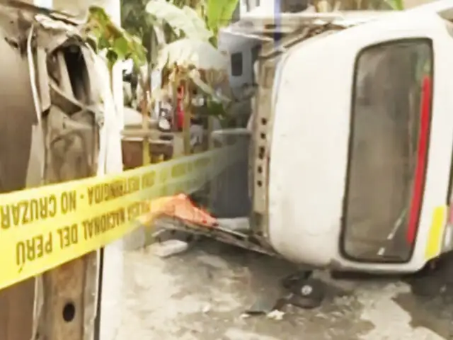 Combi “chatarra” choca con poste dejando 8 pasajeros heridos