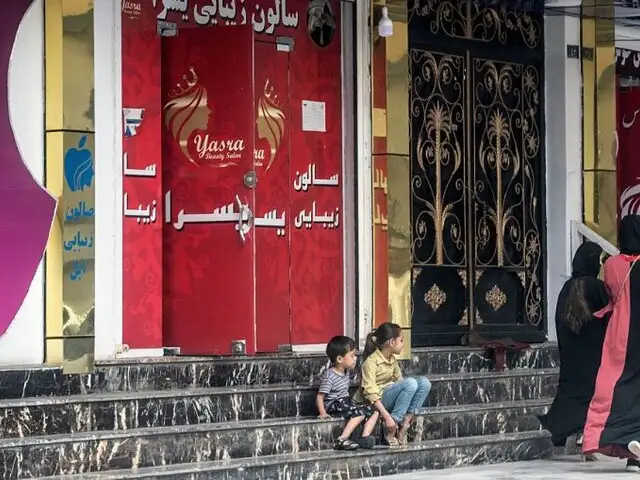 Afganistán: gobierno talibán ordena cierre de salones de belleza