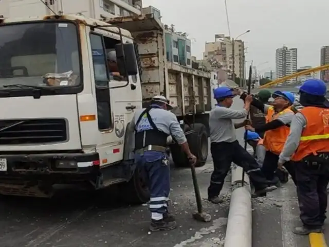 Miraflores: retiran poste caído desde el viernes en la vía Expresa