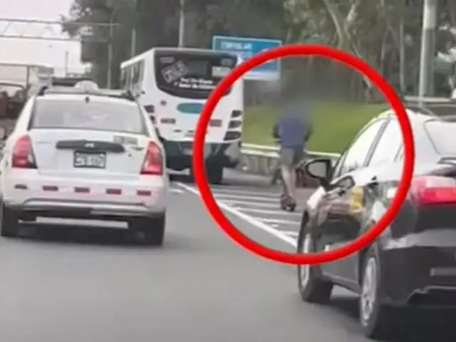 Imprudente joven arriesga su vida manejando scooter en la Panamericana Sur