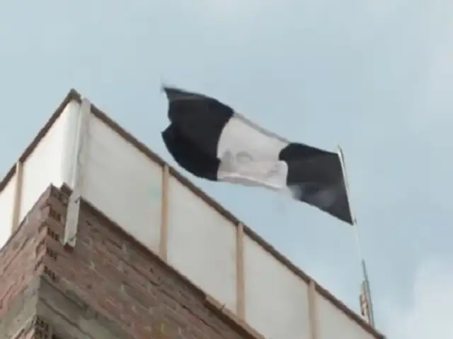 Vecinos de SMP se muestran indignados por olla común que utiliza bandera de color negro