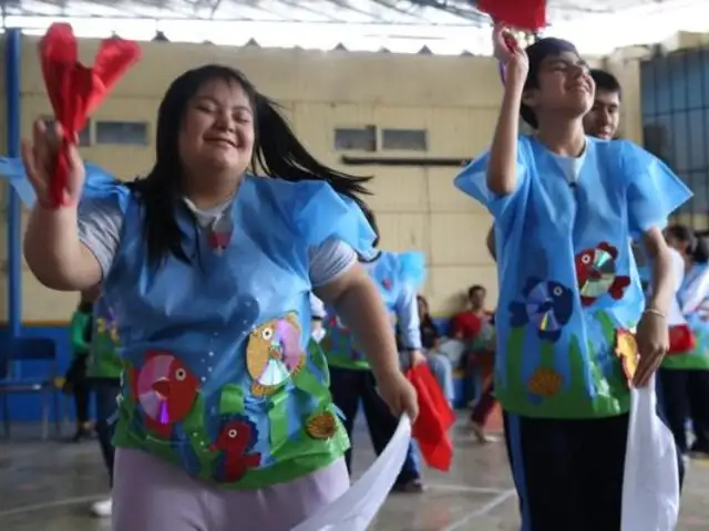 Estudiantes con discapacidad rinden homenaje al Perú