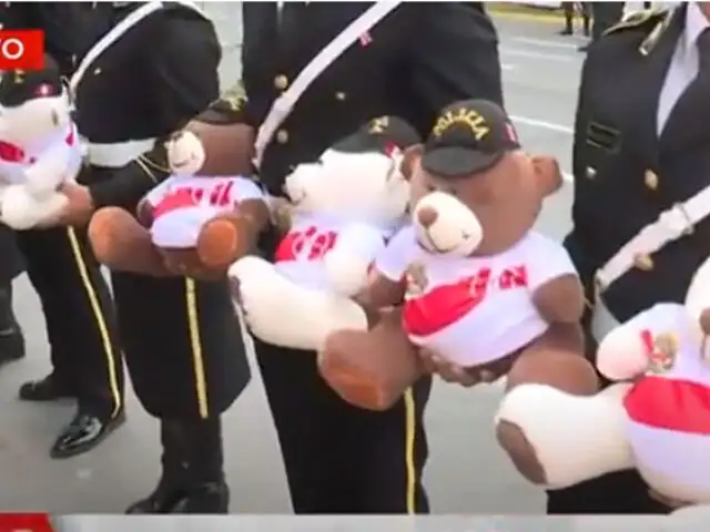 Desfile Militar: agentes de la Policía Nacional regalaron ositos de peluche a los asistentes