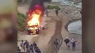 Piura: contrabandistas rocían gasolina a patrullero y lo incendian