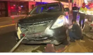 Cercado de Lima: conductor pierde el control y destroza su auto en av. Abancay