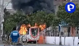 Comas: bus de transporte se incendió en plena avenida y generó una densa humareda negra
