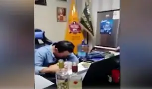 SJL: comisario de Canto Rey es grabado bebiendo licor en su oficina
