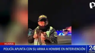 Huaral: agente policial apunta con su arma a conductor durante intervención
