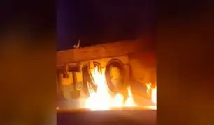 El Agustino: barristas de Alianza Lima queman llanta tras pintas en colegio hechas por rivales