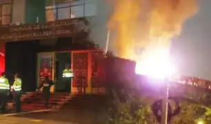 Surquillo: Incendio consume último piso de edificio en oficina de Criminalística de la PNP