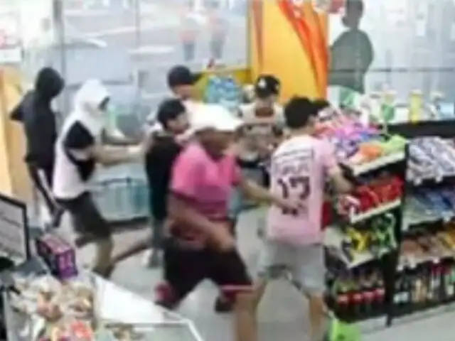 Saquean minimarket en Callao: 'manada' de delincuentes roba golosinas y demás productos del local