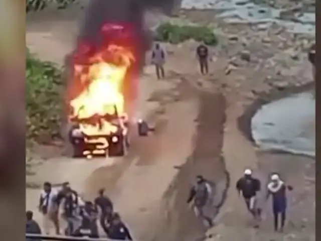 Piura: contrabandistas rocían gasolina a patrullero y lo incendian