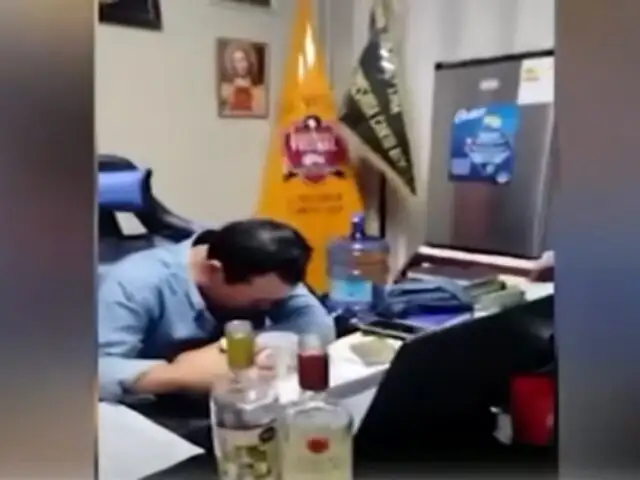 SJL: comisario de Canto Rey es grabado bebiendo licor en su oficina