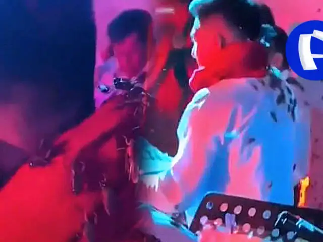 Lambayeque: plaga de grillos se prenden de ropas de músicos durante concierto en vivo