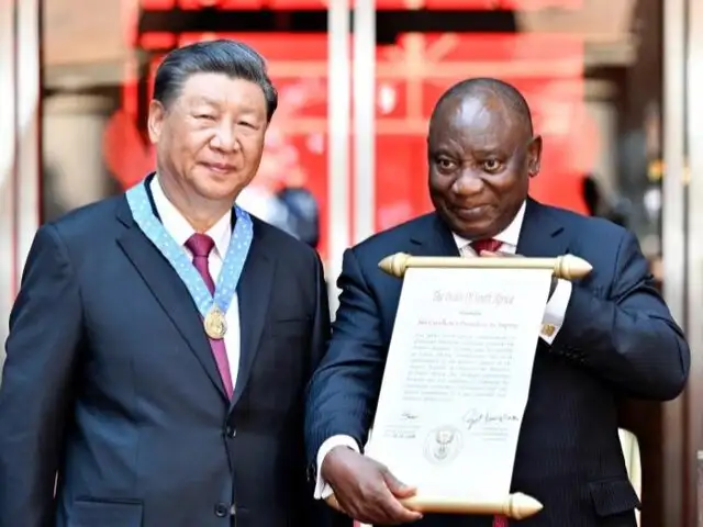 Presidente chino condecorado con la Medalla de Sudáfrica