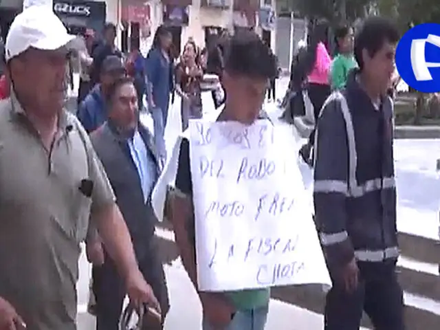 Chota: ronderos castigan a ladrón de moto obligándolo a caminar en plaza llevando un cartel